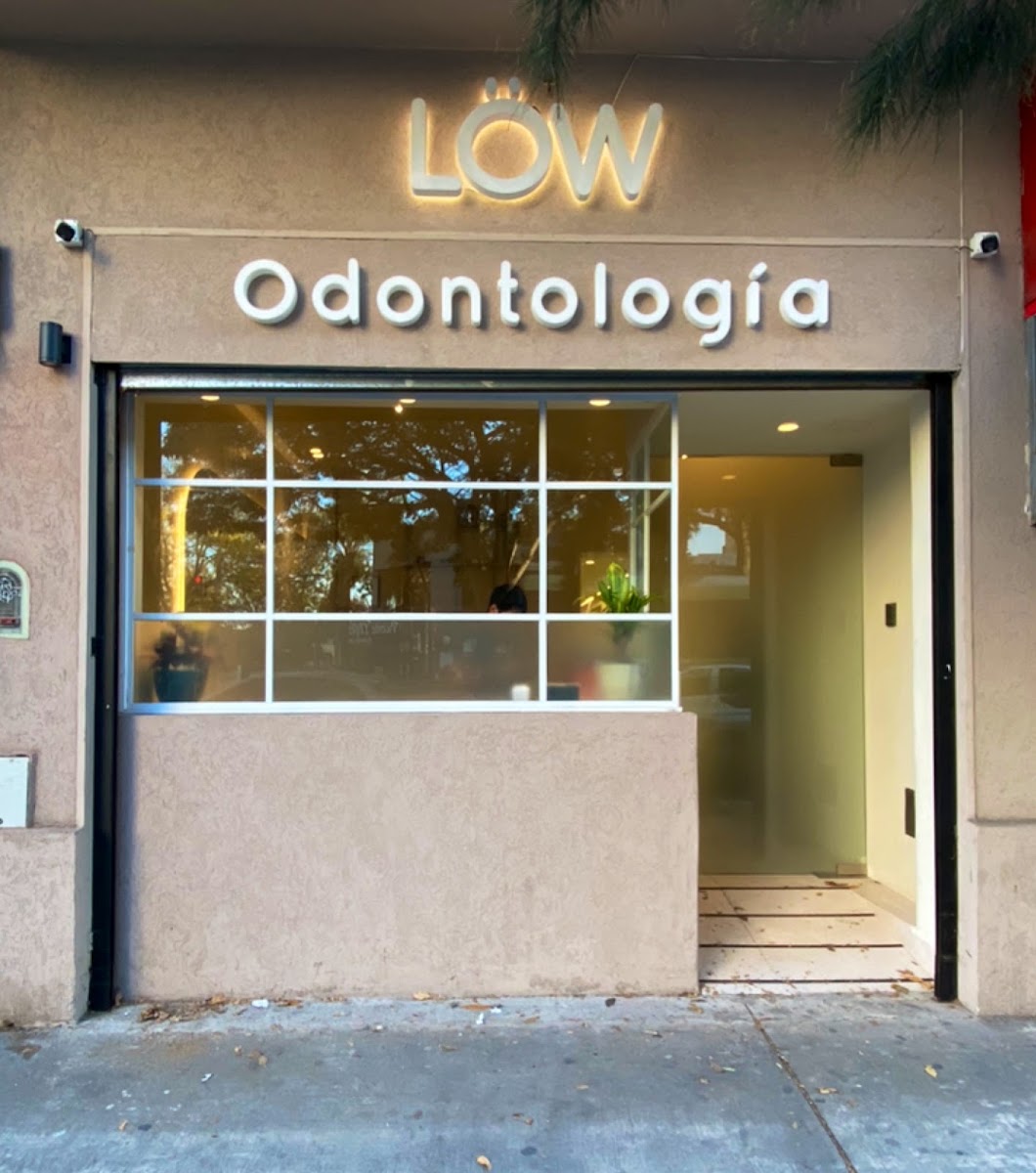 Fachada de Löw Odontología en Av. Maipú, Vicente López